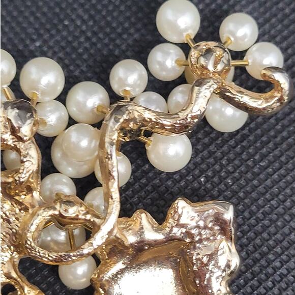 Glam Gold Tone Faux Pearl Crystal Grapevine Pin Chic Vintage Garden Party Vibes - Picture 9 of 11
